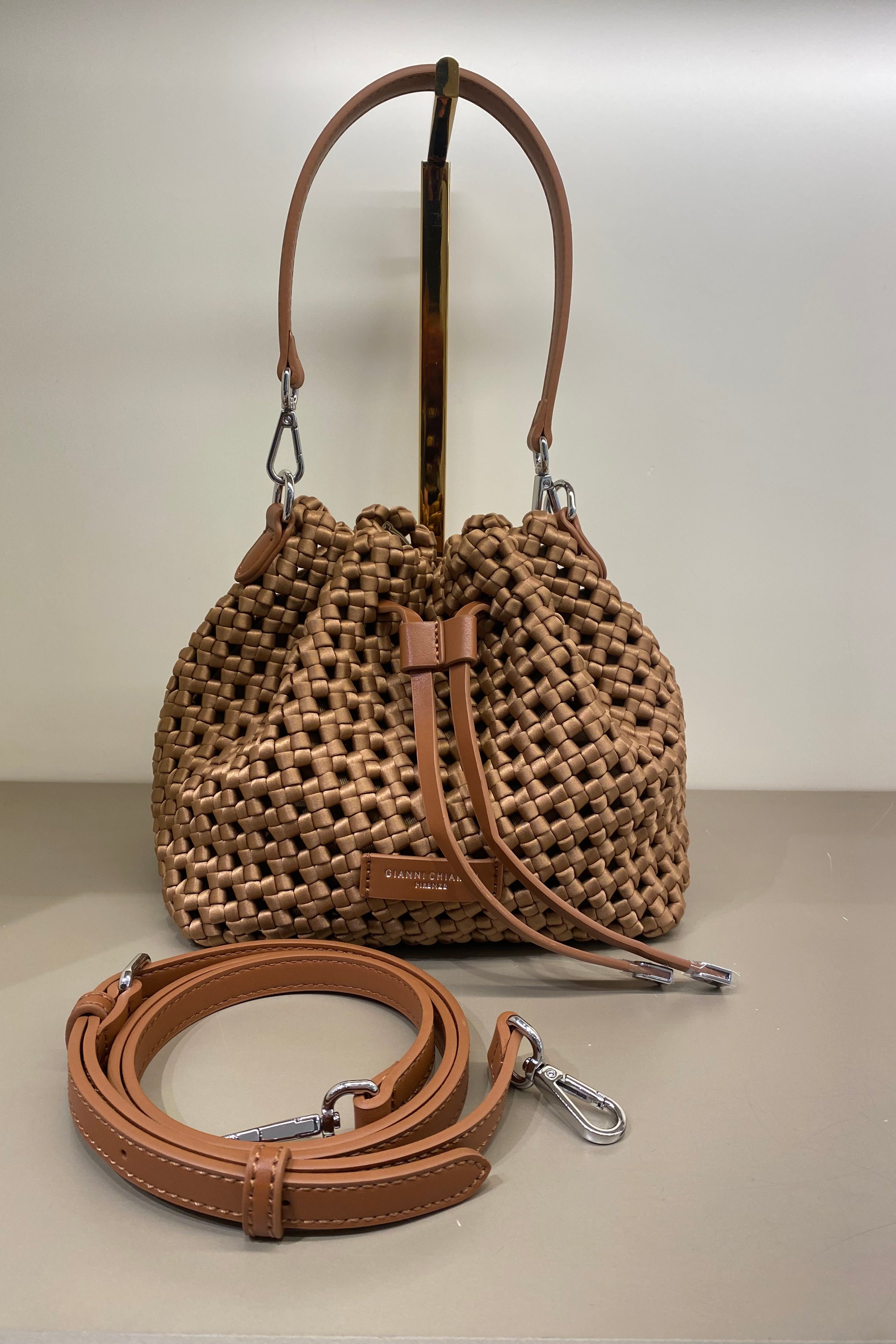 Borsa a secchiello intrecciata GIANNI CHIARINI