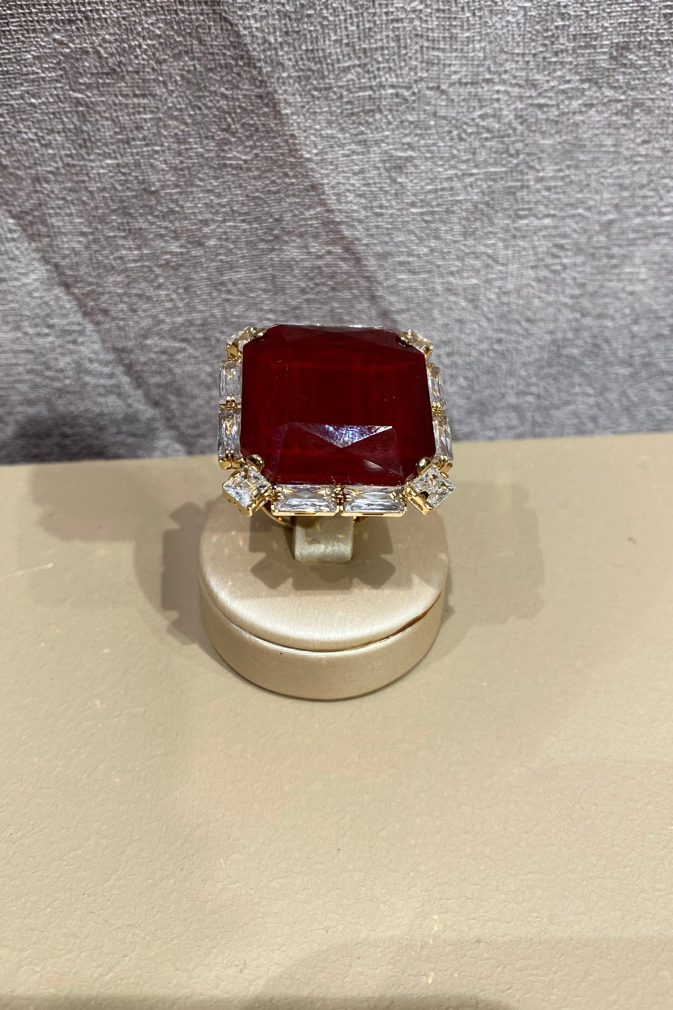 Anello quadrato rubino "Semira" SODINI