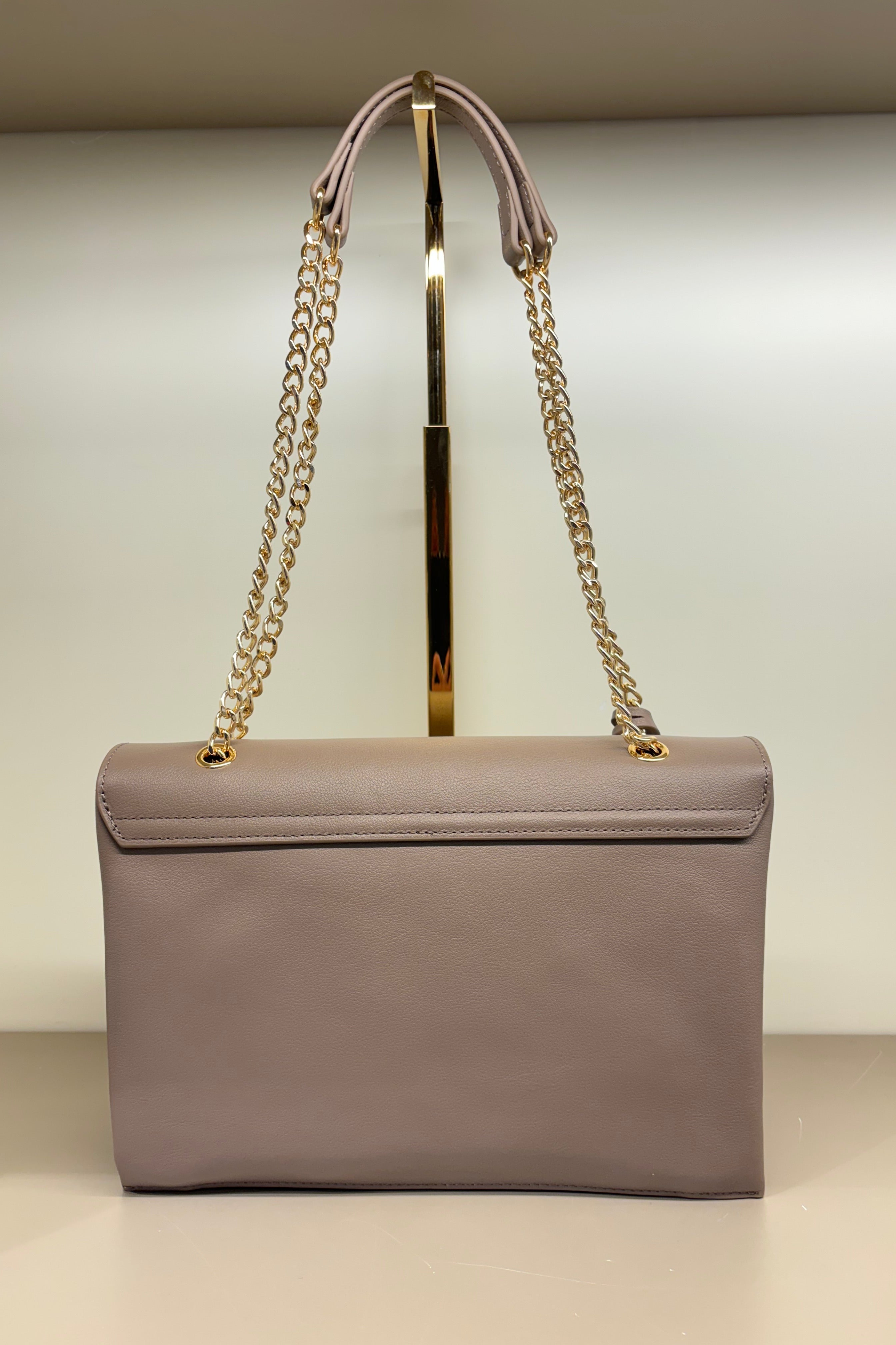 Borsa a spalla con patta in pelle LOVE MOSCHINO