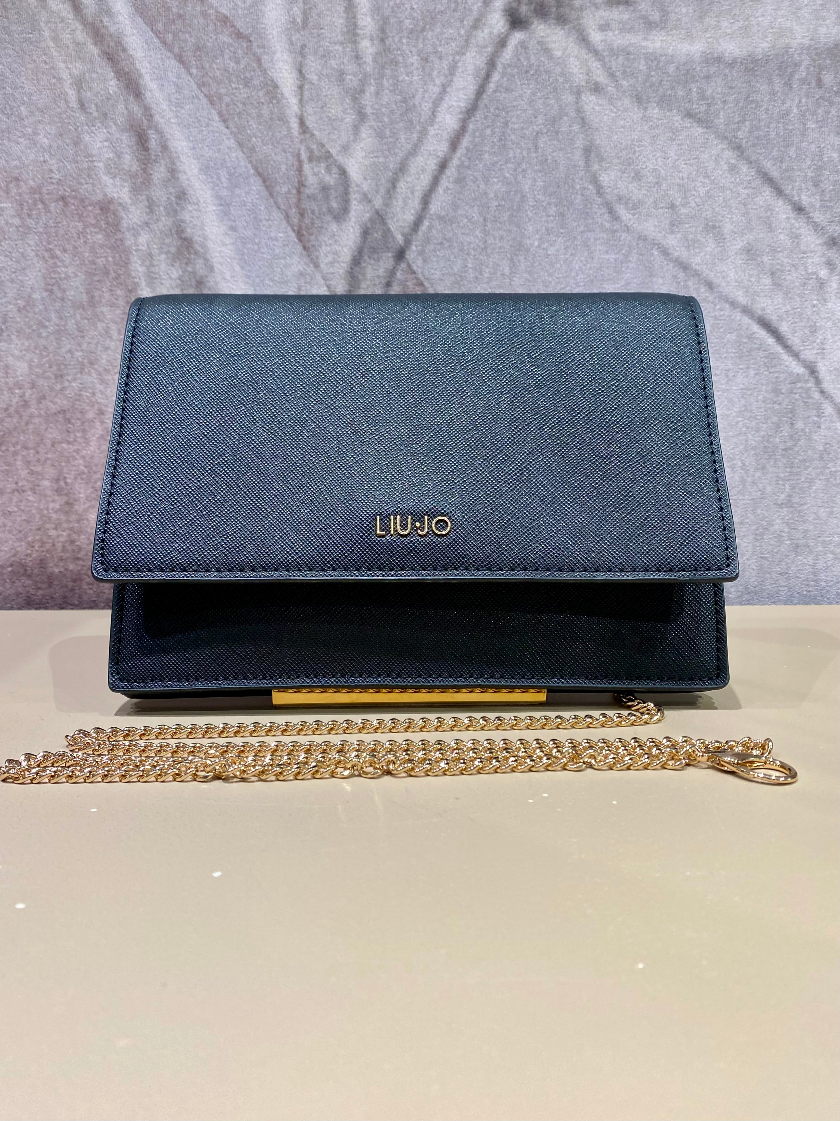 Pochette con patta nera e catena LIU JO
