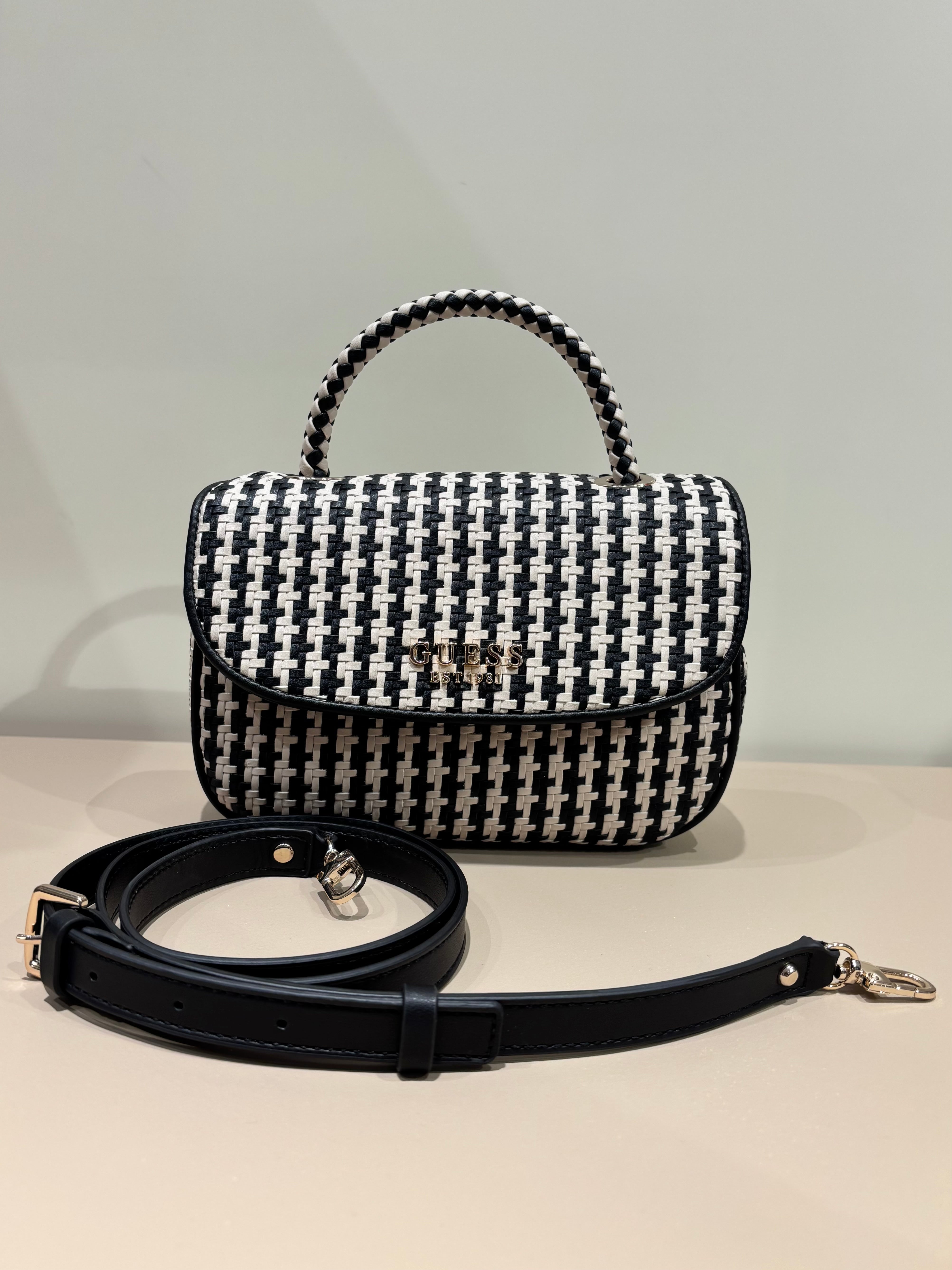 Borsa a mano intrecciata GUESS