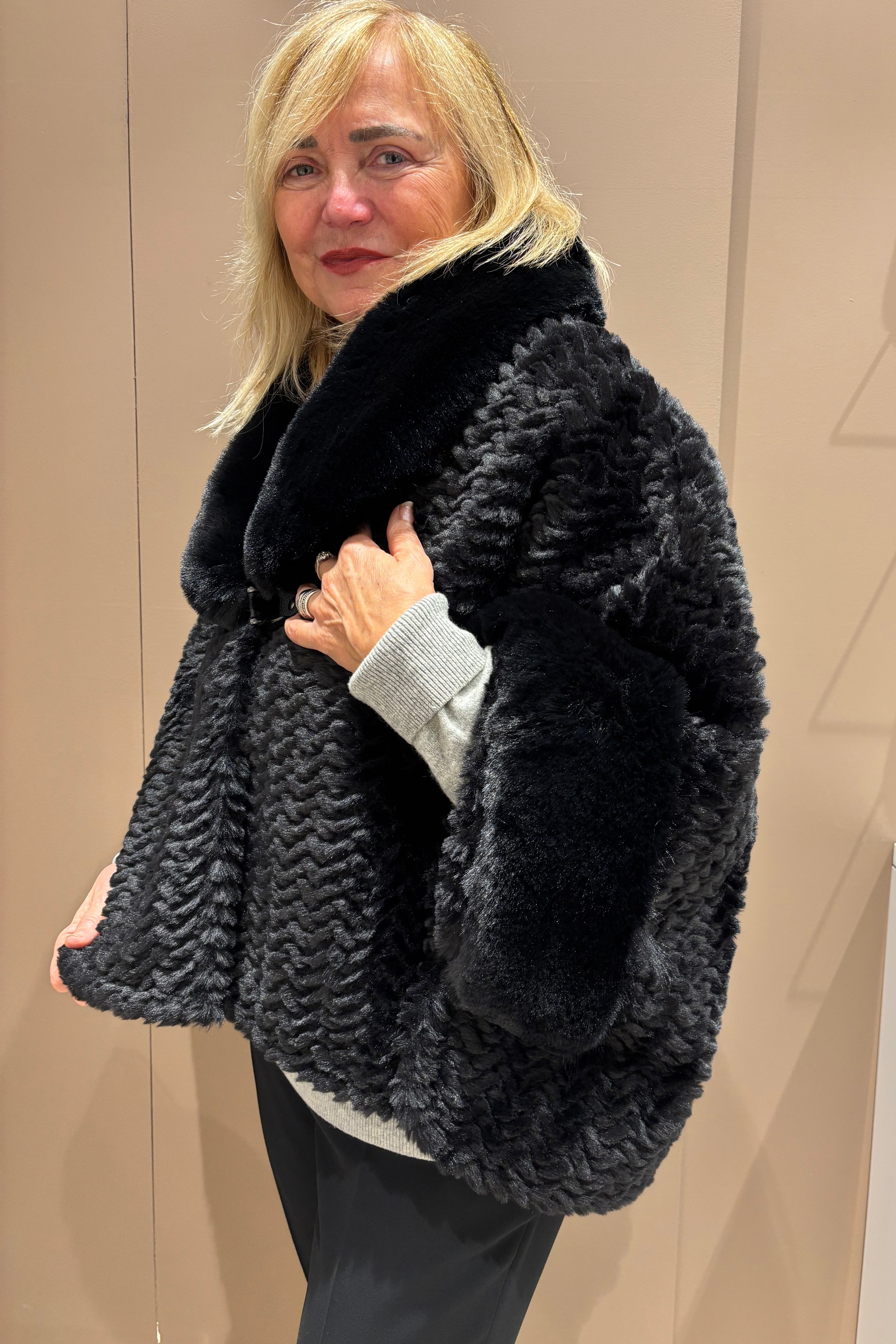 Cappa con collo eco-pelliccia LIU JO