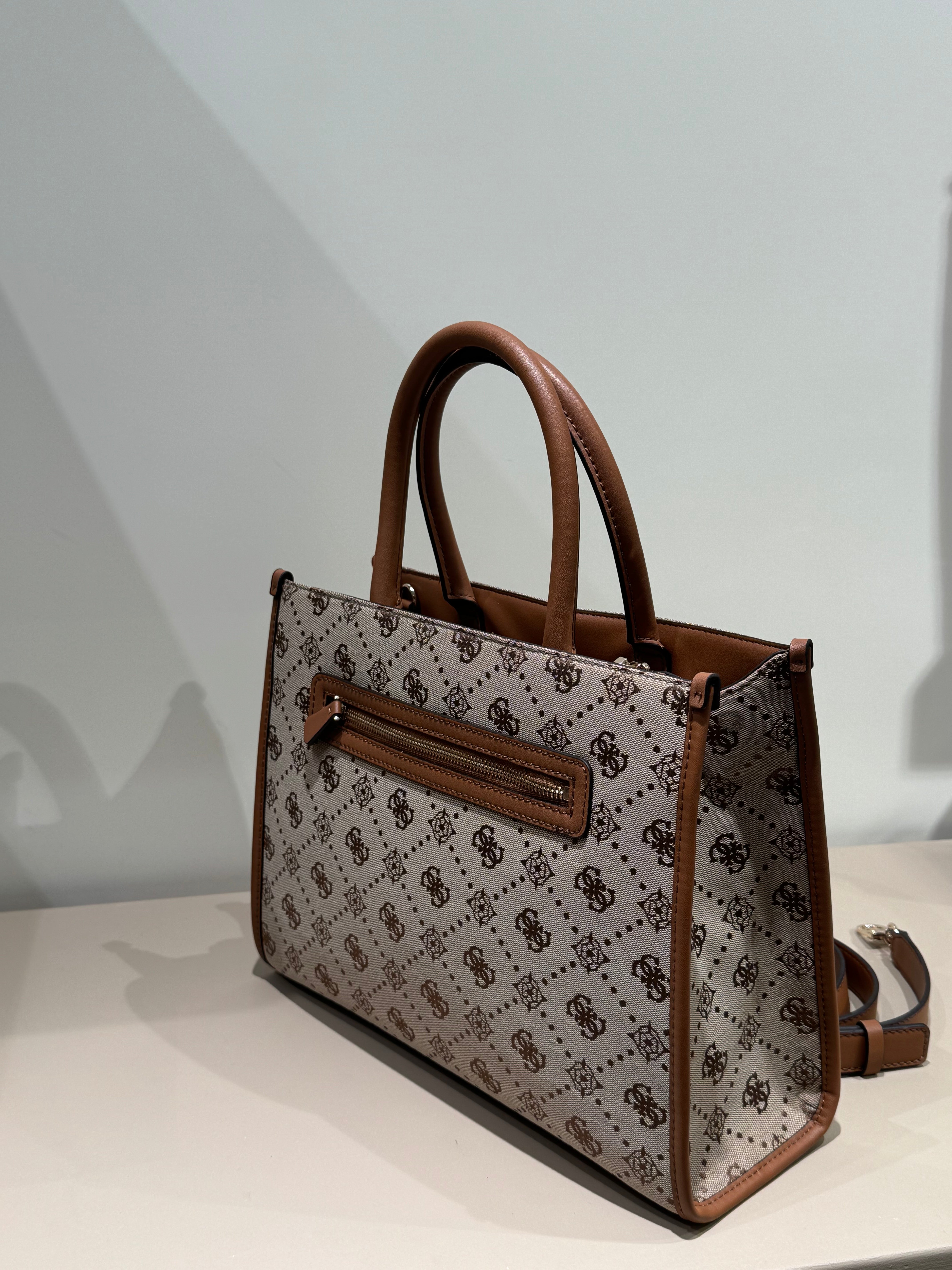 Borsa logo  "GUESS"