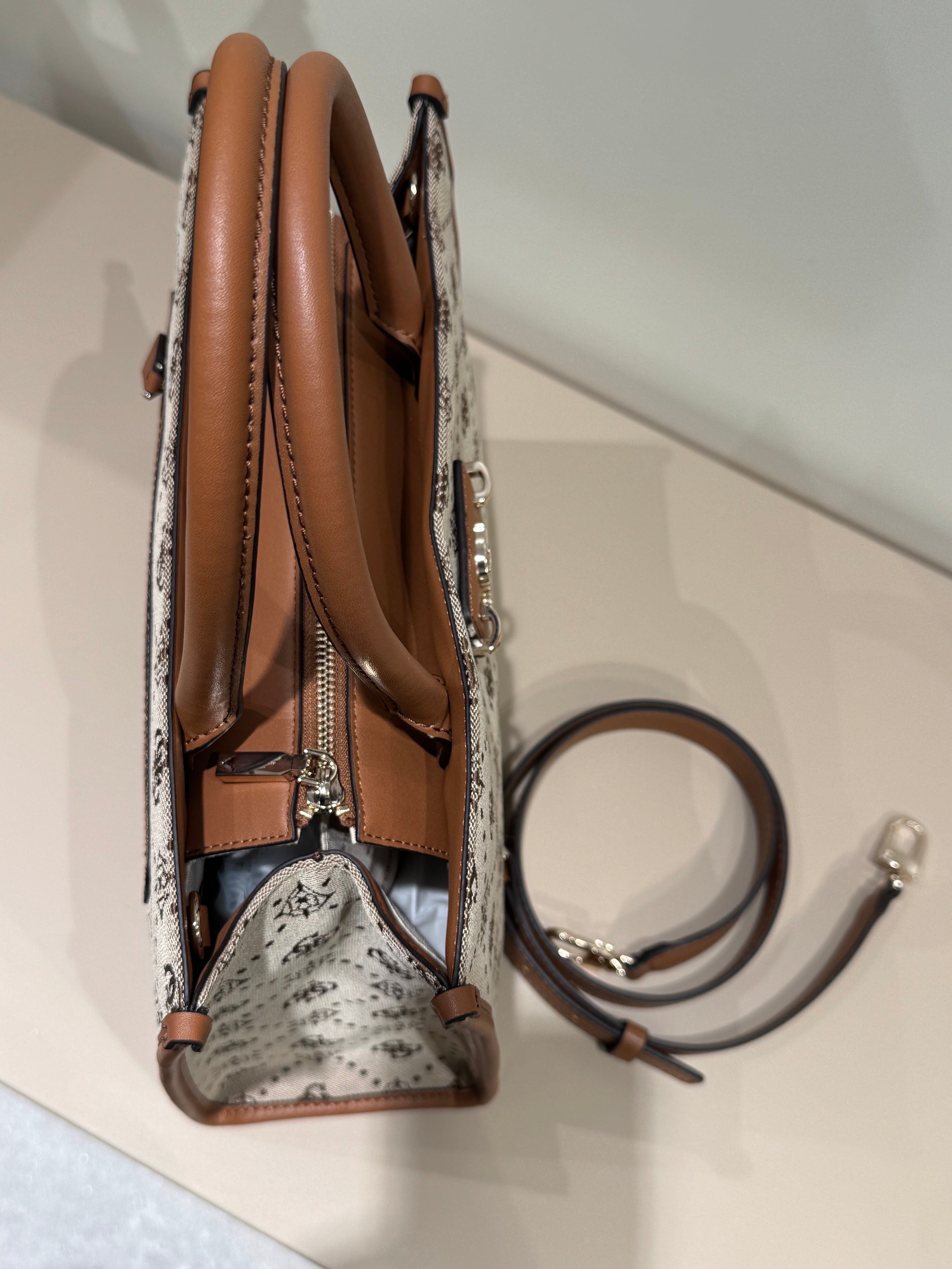 Borsa logo  "GUESS"