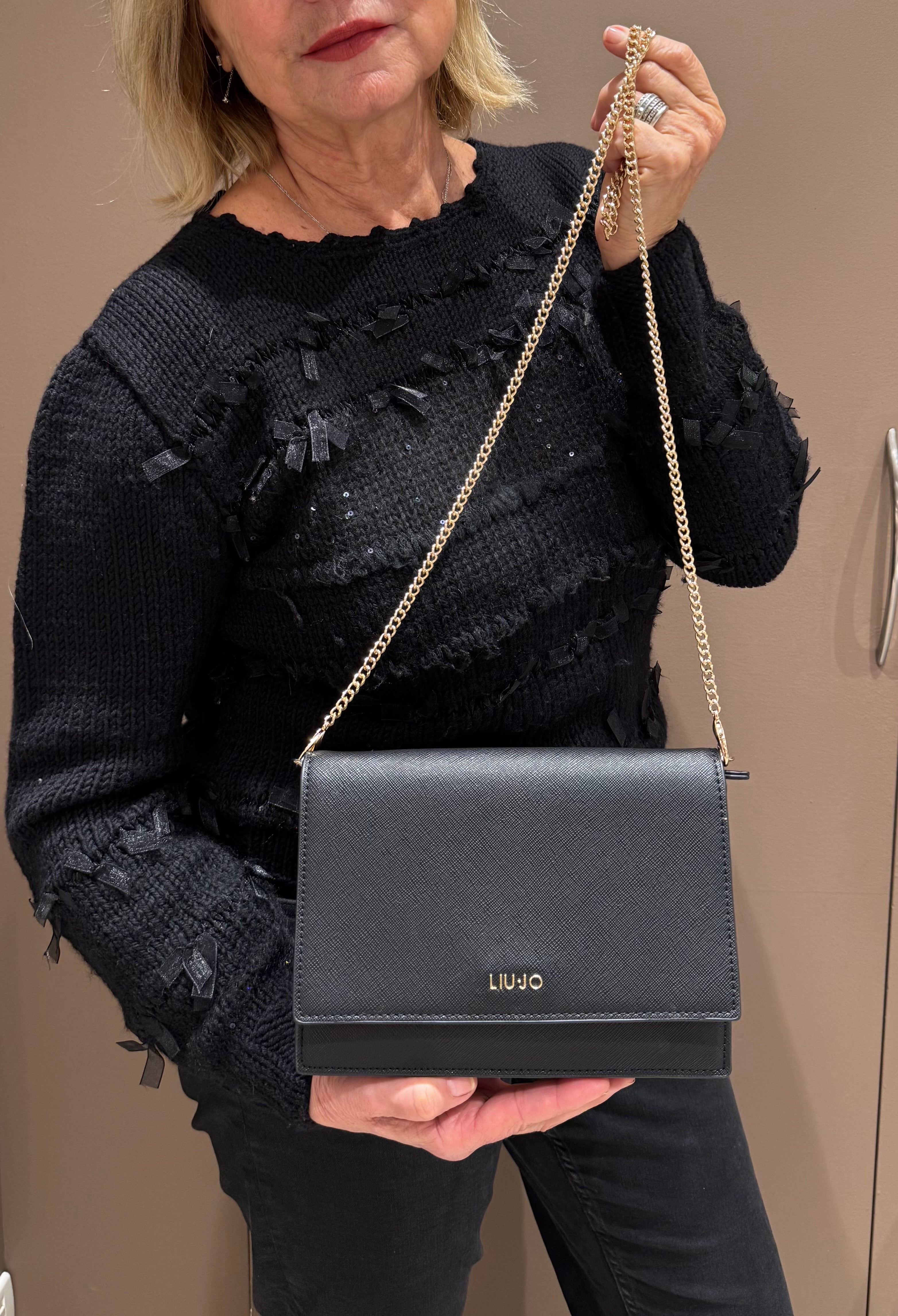 Pochette con patta nera e catena LIU JO