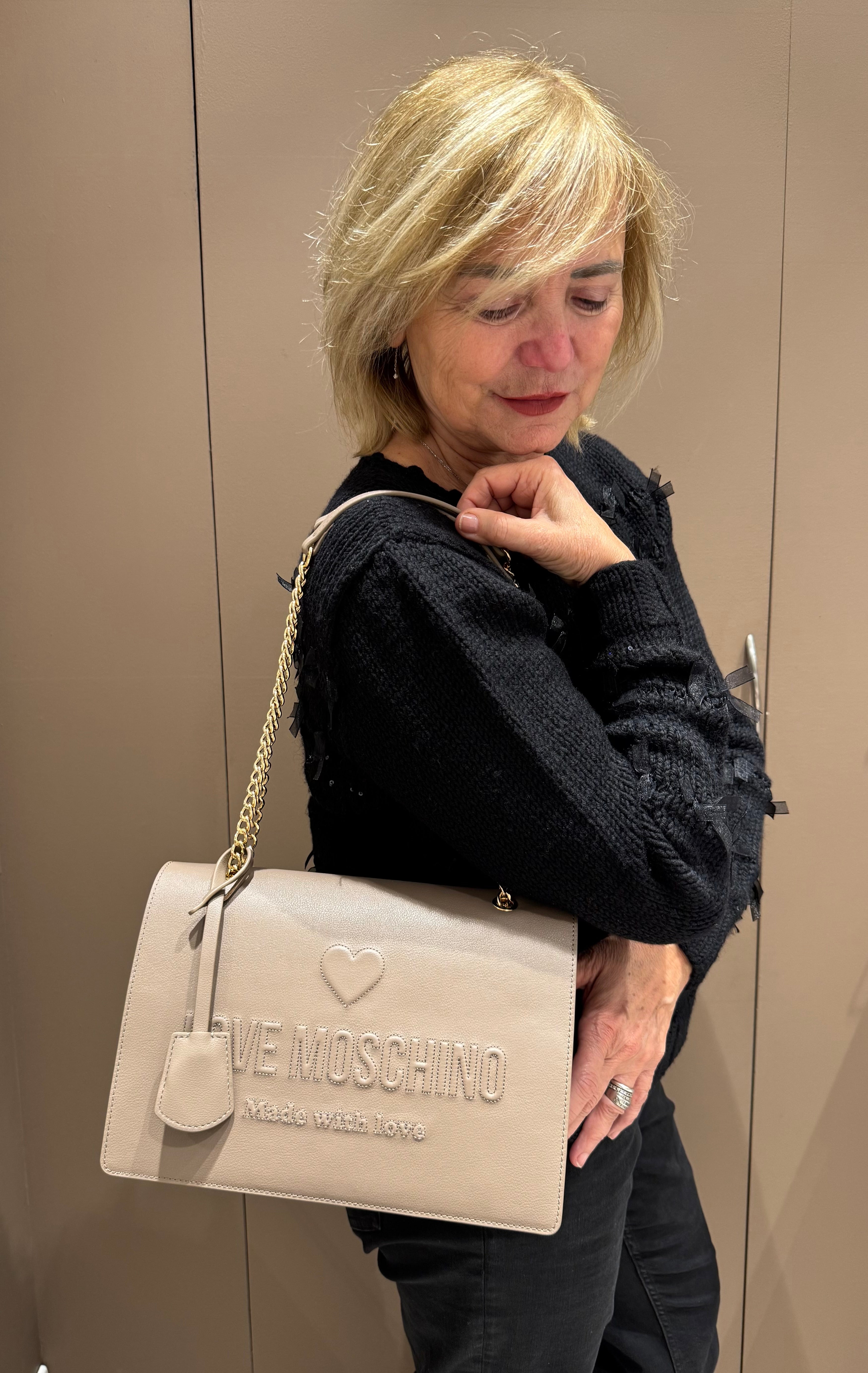 Borsa a spalla con patta in pelle LOVE MOSCHINO