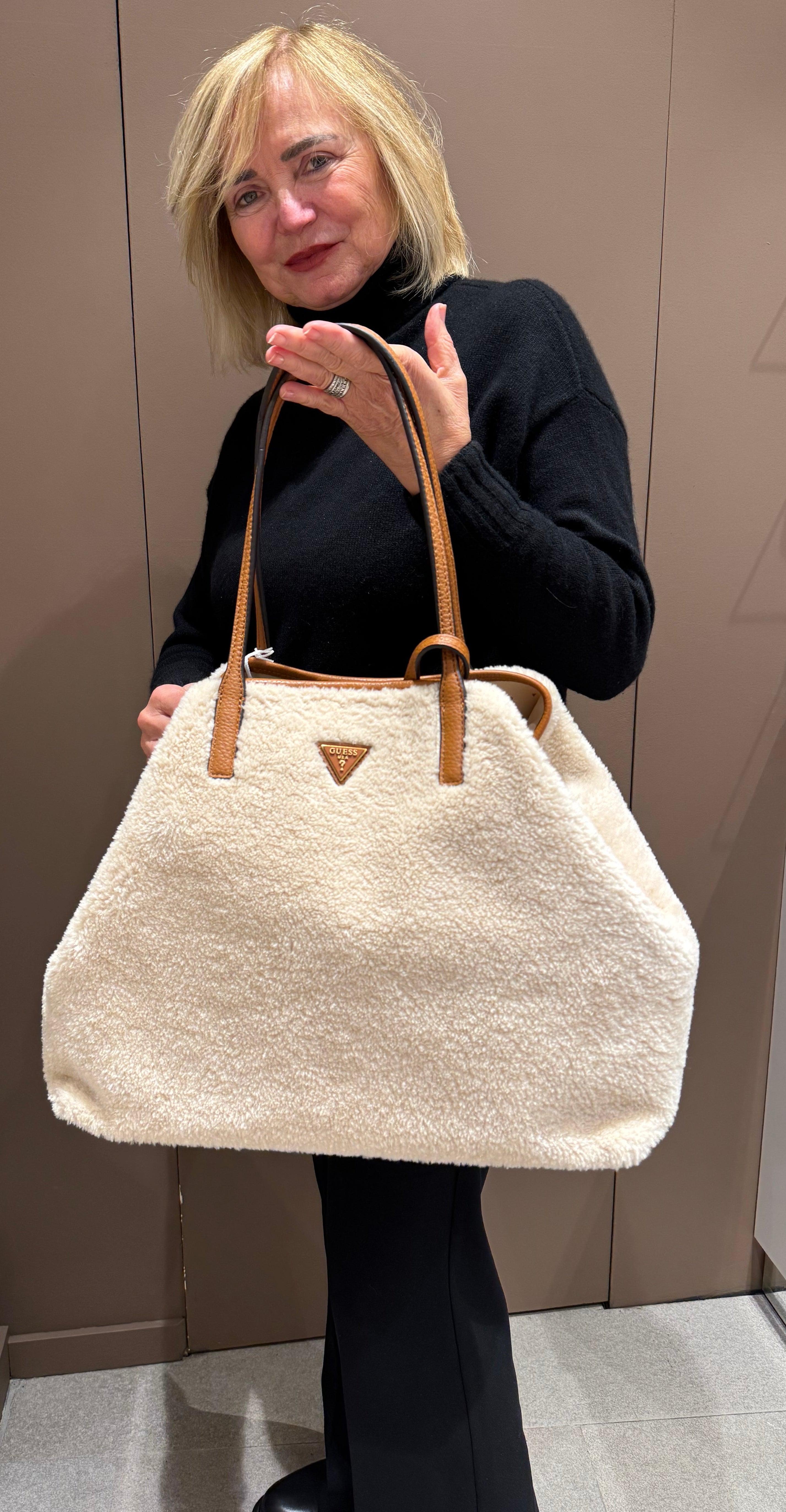 Borsa shopping in pelliccia ecologica GUESS