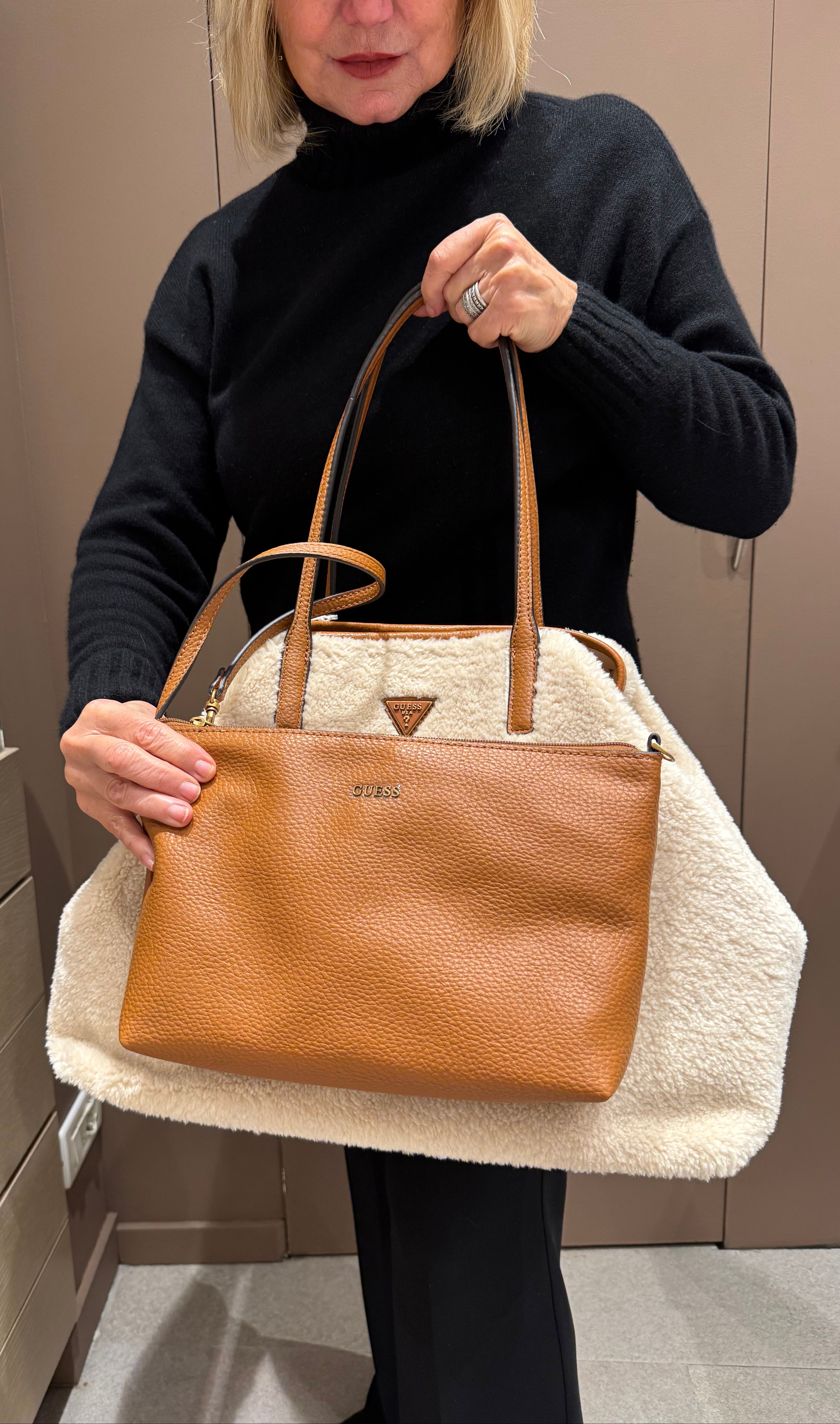 Borsa shopping in pelliccia ecologica GUESS